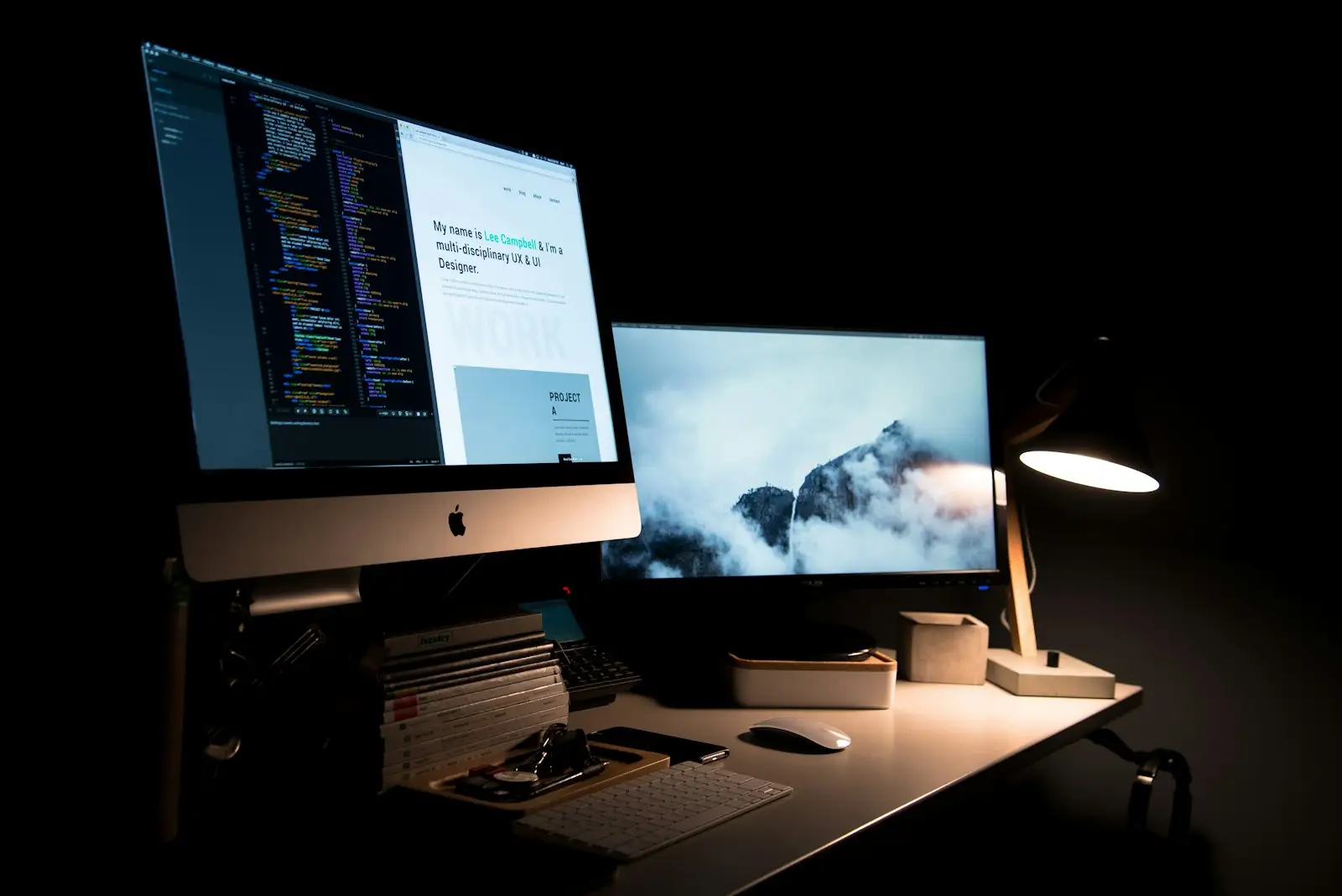 Desarrollador web: escritorio de trabajo con monitores