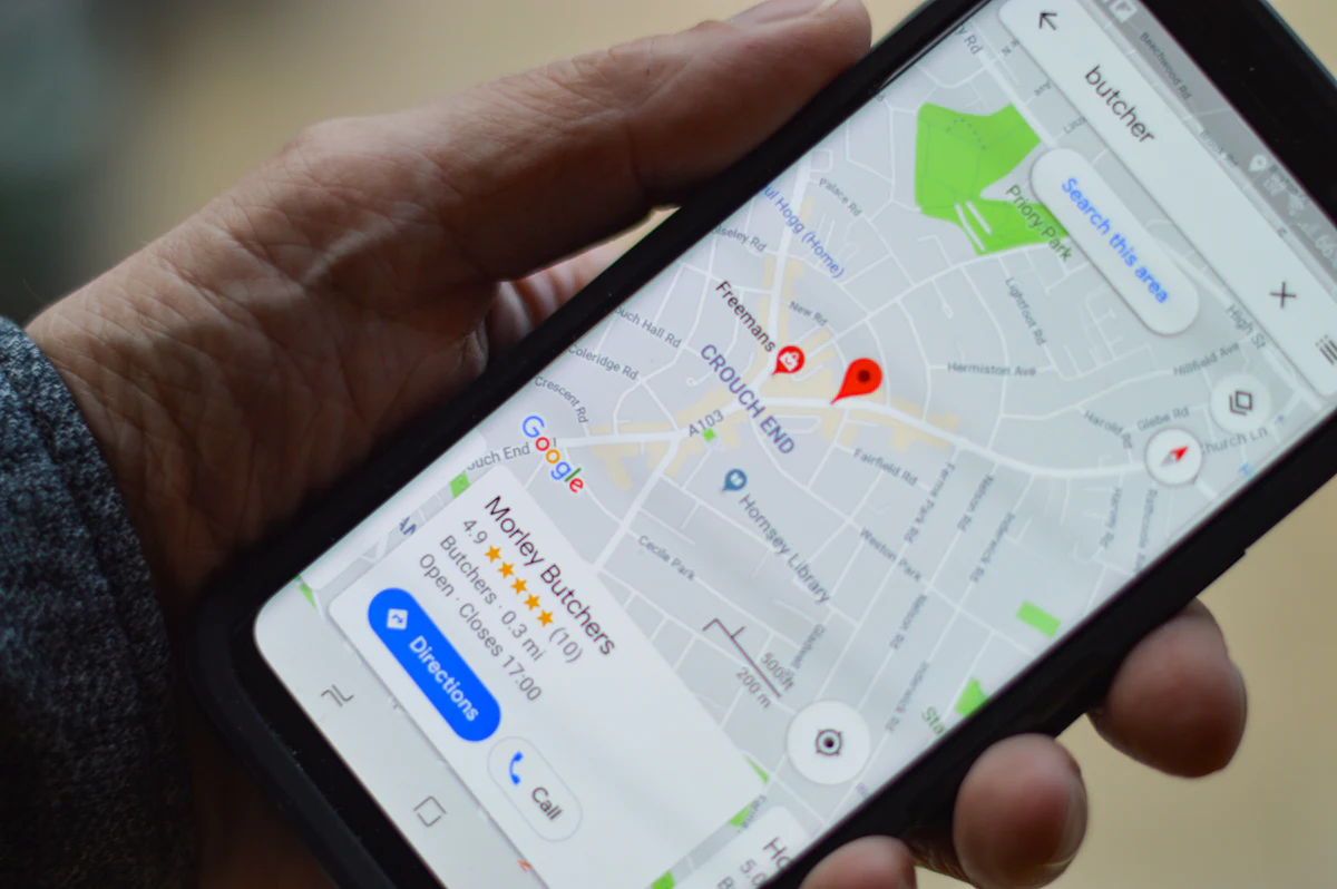 Localfy: móvil mostrando un mapa con negocios cercanos